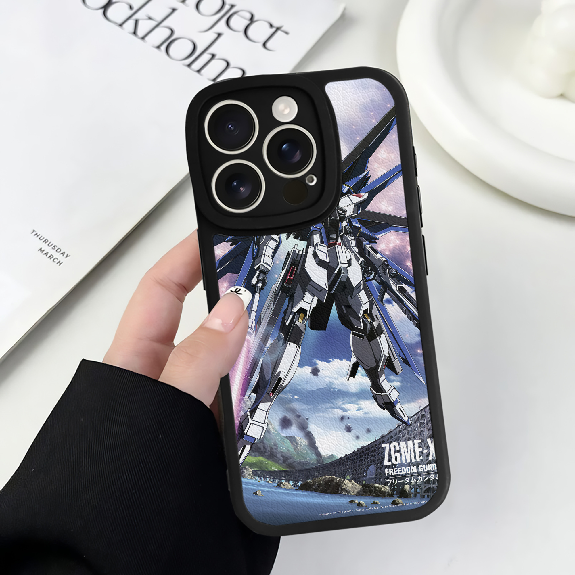 （画像用） 機動戦士ガンダム Mobile Suit Gundam 【iPhone 16シリーズ対応】シリコンスマホケース（レザー調） 材質：シリコン